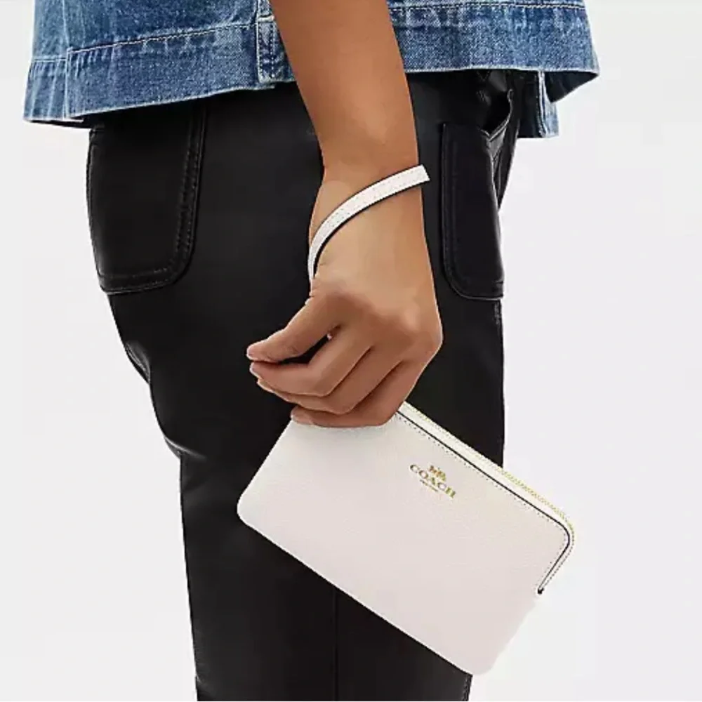NEW•COACH•CHALK WHITE CORNER ZIP WRISTLET